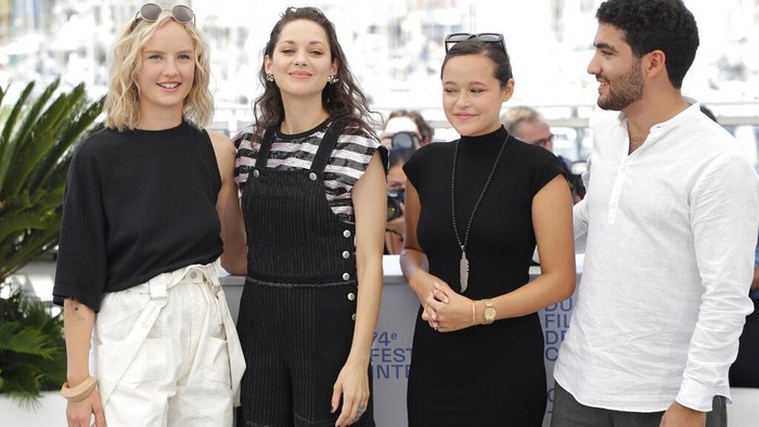 Sosok Wanita Keturunan Indonesia Ini Tampil di Festival Film Cannes Mary Finn, from left, Marion Cotillard, Melati Wijsen, and Mohamad Al Jounde pose for photographers at the photo call for the film 'Bigger Than Us' at the 74th international film festival, Cannes, southern France, Saturday, July 10, 2021. (Photo by Vianney Le Caer/Invision/AP)