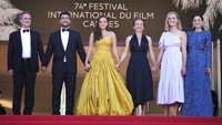 Denis Carot, Mohamad Al Jounde, Melati Wijsen, Flore Vasseur, Mary Finn, dan Marion Cotillard berpose untuk fotografer setibanya di festival film internasional ke-74, Cannes, Prancis selatan. Bigger Than Us mengisahkan tentang perjalanan Melati Wijsen yang berjuang mengatasi masalah sampah plastik. Film dokumenter itu diproduseri oleh aktris kawakan asal Prancis, Marion Cotillard. AP Photo/Vadim Ghirda  
