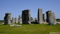 Stonehenge adalah situs megalitikum yang paling terkenal di dunia. Stonehenge berasal dari kata stone dan henge. Stone berarti batu, sedangkan henge berarti lingkaran. Foto-foto ini diambil sebelum pandemi COVID-19. (Andi Saputra/detikTravel)