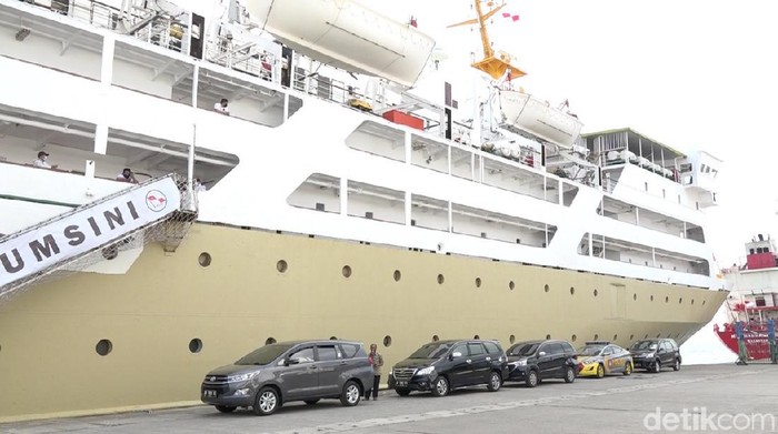 Suasana di KM Umsini tempat isolasi mandiri pasien COVID di Laut Makassar.