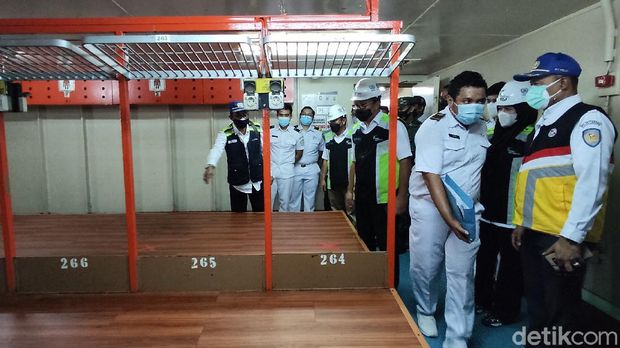 Suasana di KM Umsini tempat isolasi mandiri pasien COVID di Laut Makassar.