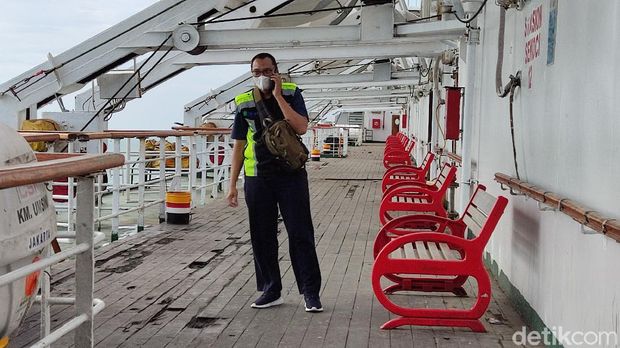 Suasana di KM Umsini tempat isolasi mandiri pasien COVID di Laut Makassar.