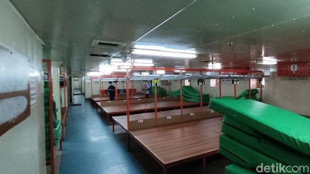 Suasana di KM Umsini tempat isolasi mandiri pasien COVID di Laut Makassar.