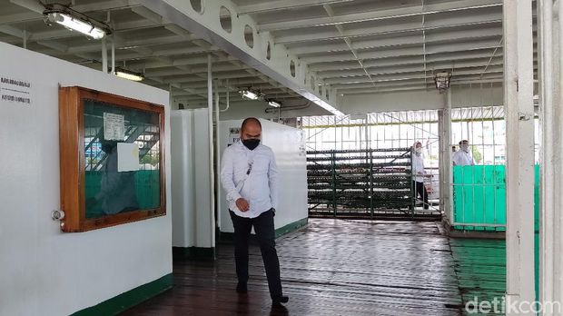 Suasana di KM Umsini tempat isolasi mandiri pasien COVID di Laut Makassar.