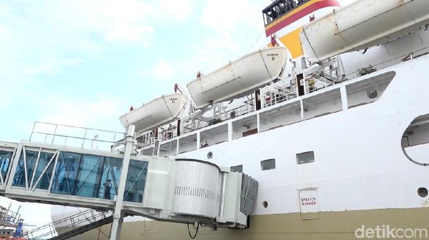 Suasana di KM Umsini tempat isolasi mandiri pasien COVID di Laut Makassar.