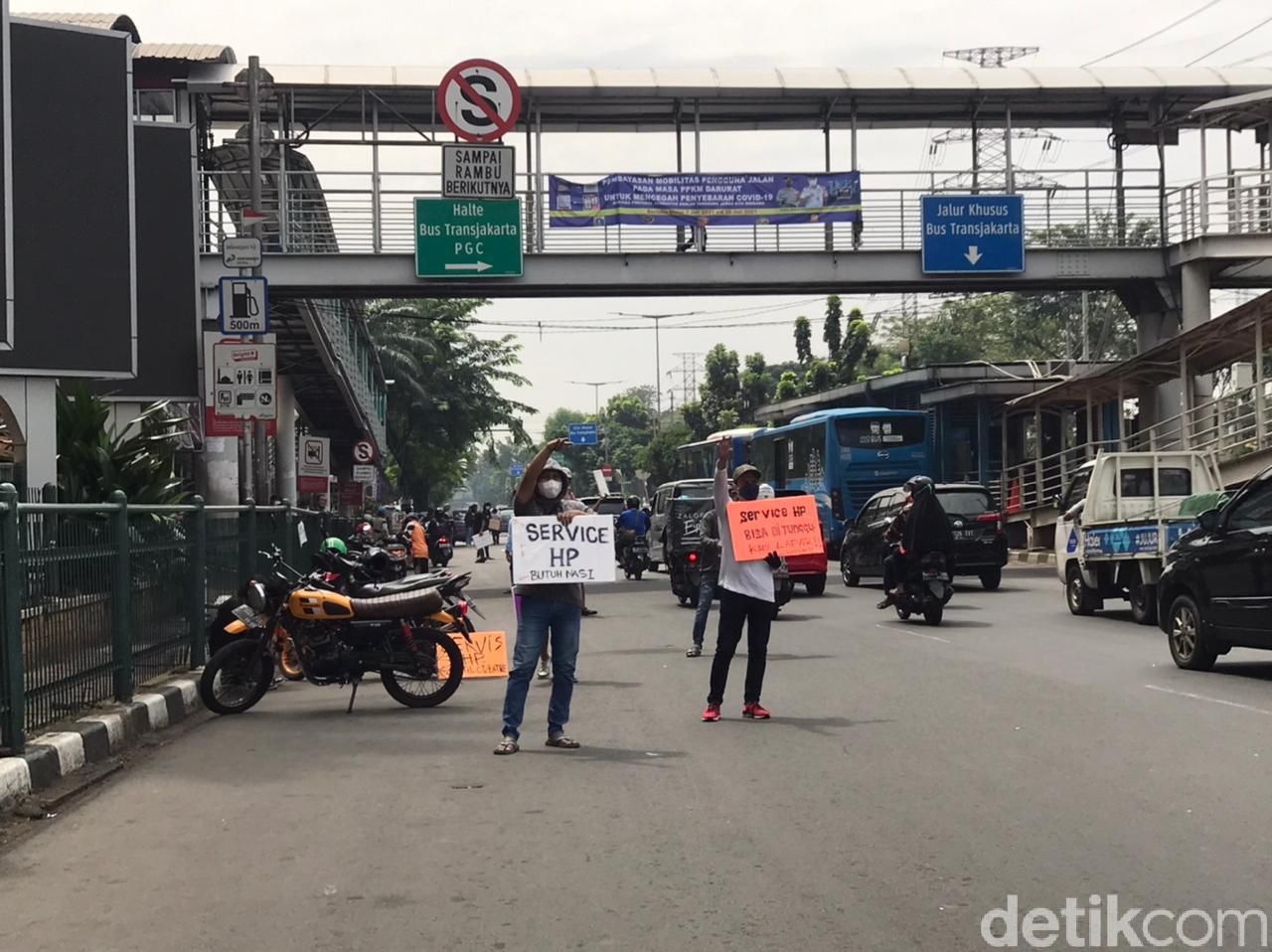 Sulit Bayar Sewa Toko, Tukang Service Handphone Pindah ke Jalan
