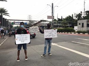 Susah Bayar Sewa Toko, Tukang Service Handphone Pindah ke Jalan