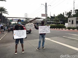 Susah Bayar Sewa Toko, Tukang Service Handphone Pindah ke Jalan