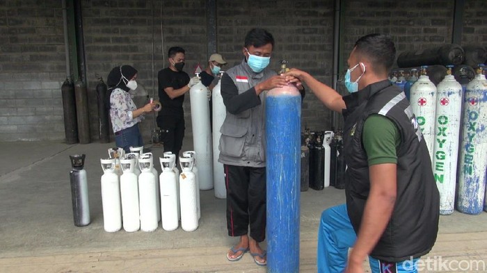 Perusahaan pengisian oksigen di Kabupaten Malang menyuplai kebutuhan oksigen bagi warga kurang mampu. Oksigen diberikan secara gratis di tengah terus bertambahnya pasien COVID-19.