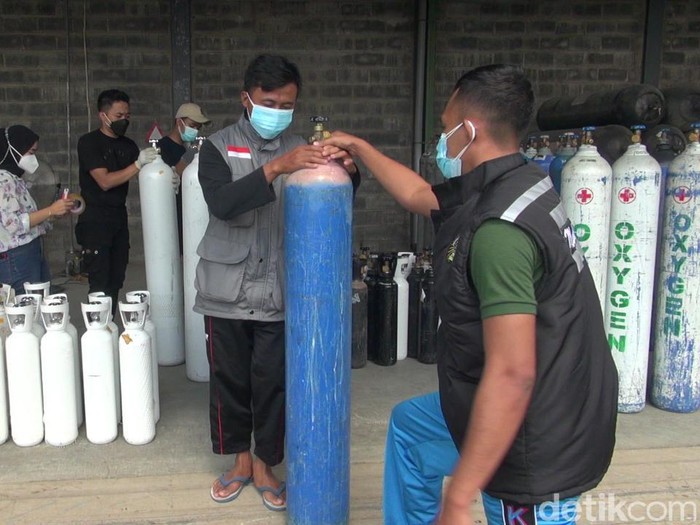 Perusahaan pengisian oksigen di Kabupaten Malang menyuplai kebutuhan oksigen bagi warga kurang mampu. Oksigen diberikan secara gratis di tengah terus bertambahnya pasien COVID-19.
