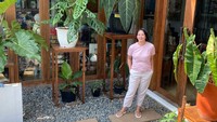 Dian Nitami yang juga terlihat jauh lebih muda dari penampilannya di sinetron sebagai seorang nenek. Foto: Instagram: @bu_deedee