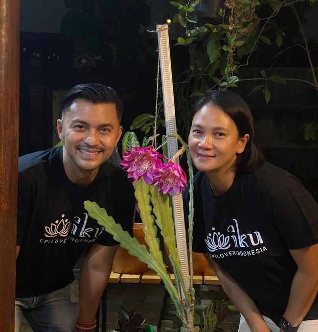 Di era 90-an dan awal 2000-an, Dian Nitami dan Anjasmara menjadi couple goals untuk pasangan muda kala itu. Nyatanya, kemesraan keduanya pun tidak pernah pudar. Foto: Instagram: @bu_deedee