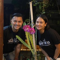 Di era 90-an dan awal 2000-an, Dian Nitami dan Anjasmara menjadi couple goals untuk pasangan muda kala itu. Nyatanya, kemesraan keduanya pun tidak pernah pudar. Foto: Instagram: @bu_deedee
