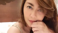 Bahkan ada yang menyebut Tessa Kaunang seperti anak kuliahan di foto ini. Foto: Instagram Tessa Kaunang