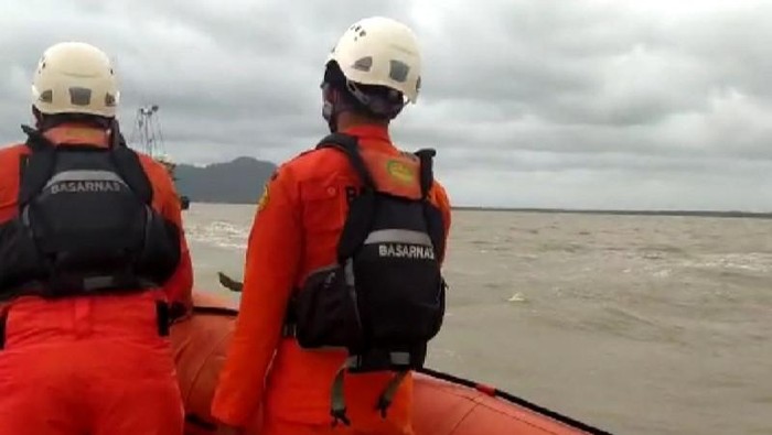 Tim SAR membantu pencarian dua membantu pencarian dua nelayan beserta ABK yang tenggelam di lokasi berbeda di Kalbar dampak cuaca buruk (Foto ANTARA/HO)