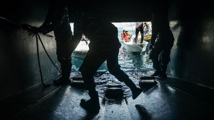 TNI AL UJUNG TOMBAK VAKSINASI SEKTOR MARITIM Warga masyarakat mengikuti program Serbuan Vaksinasi COVID-19 oleh TNI AL di Balai Desa Airbanua, Pulau Talise, Minahasa Utara, Sulawesi Utara.