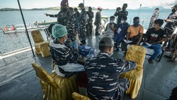 TNI AL melalui Lantamal VIII/Manado mengerahkan satu unit kapal patroli untuk menjangkau wilayah kepulauan dan mempercepat upaya vaksinasi COVID-19.