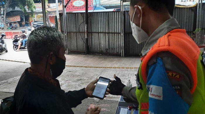 Toha, sopir pribadi yang gagal naik KRL di Bekasi karena tak punya STRP