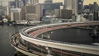 Pengemudi berkendara di sepanjang jalan spiral ke Jembatan Pelangi, Tokyo, Jepang, Selasa (13/7/2021) waktu setempat. AP Photo/Jae C. Hong 