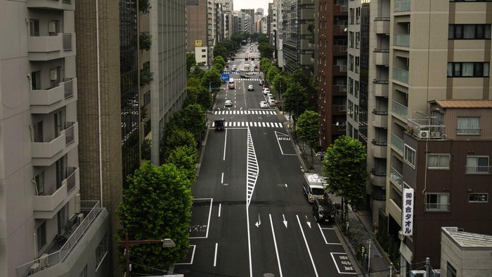 Tokyo Sepi Jelang Olimpiade Gegara Darurat COVID-19 A general view of Tokyo is seen from a bus Tuesday, July 13, 2021, in Tokyo. The pandemic-delayed 2020 Summer Olympics are schedule to open on July 23 with spectators banned from most Olympic events due to COVID-19 surge. (AP Photo/Jae C. Hong)