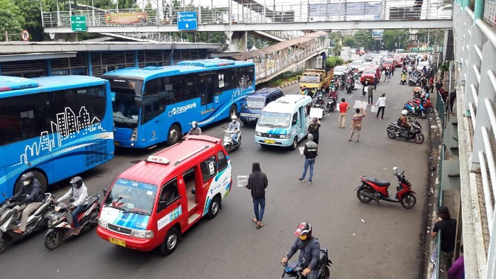 Tukang servis HP turun ke pinggir jalan imbas Mal PGC ditutup dampak dari PPKM darurat