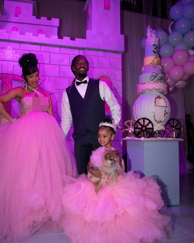 Putri pasangan rapper Cardi B dengan Offset tersebut terlihat cantik dengan ballgown mini berwarna pink. Serasi dengan anaknya, sang pelantun I Like It juga mengenakan gaun serupa lengkap dengan perhiasan-perhiasan mewah. Sedangkan ayahnya memakai setelan yang juga membuatnya terlihat seperti pangeran. Foto: Instagram Cardi B