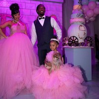 Putri pasangan rapper Cardi B dengan Offset tersebut terlihat cantik dengan ballgown mini berwarna pink. Serasi dengan anaknya, sang pelantun I Like It juga mengenakan gaun serupa lengkap dengan perhiasan-perhiasan mewah. Sedangkan ayahnya memakai setelan yang juga membuatnya terlihat seperti pangeran. Foto: Instagram Cardi B