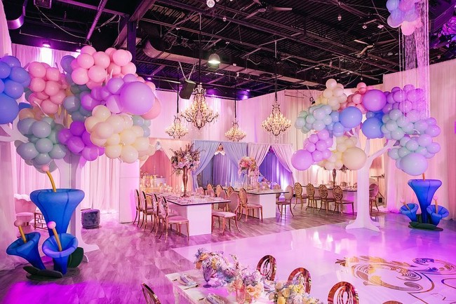 Di saat banyak orang dibatasi berkerumun dan berhemat karena pandemi Corona, Cardi B membuatkan pesta ulang tahun untuk Kulture Kiara yang digelar meriah. Pesta bertema negeri dongeng tersebut membuat Kulture benar-benar bak seorang princess. Foto: Instagram Cardi B