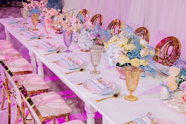 Menghadiahkan pesta dan kado ekstravagan, Cardi B mendapat berbagai kritik dari netizen. Meski banyak pula yang mengagumi tema acara yang menggemaskan sekaligus mewah, banyak orang berpendapat jika anak sekecil itu tak seharusnya dimanjakan dengan kemewahan. Pasangan itu bahkan disebut materialistis karenanya. Bagaimana menurut kamu? Foto: Instagram Cardi B