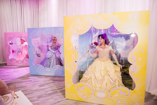 Bertema fairy tale, dekorasi pesta tentu ramai dengan warna-warna pastel dan elemen-elemen kerajaan. Tak hanya itu, hadir pula kotak-kotak boneka yang seolah menjadi rumah para princess sebelum mengisi acara. Foto: Instagram Cardi B