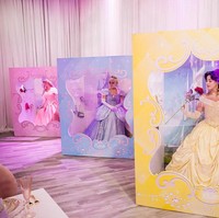Bertema fairy tale, dekorasi pesta tentu ramai dengan warna-warna pastel dan elemen-elemen kerajaan. Tak hanya itu, hadir pula kotak-kotak boneka yang seolah menjadi rumah para princess sebelum mengisi acara. Foto: Instagram Cardi B