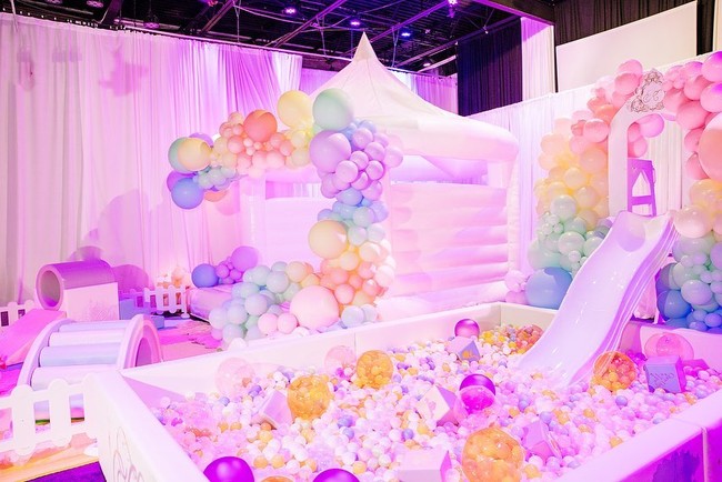 Di sana, disediakan pula area bermain dan mandi bola yang menggemaskan dengan tema princess untuk Kulture dan teman-temannya. Selagi para orang dewasa merayakan pestanya sendiri, Cardi B dan Offset menyediakan banyak aktivitas dan hiburan sepanjang malam untuk mereka. Foto: Instagram Cardi B