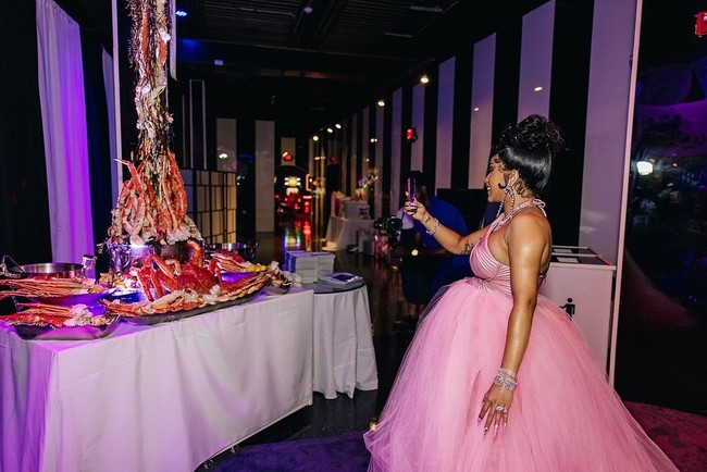 Suguhan yang disediakan wanita 29 tahun yang sedang mengandung itu pun tak main-main. Dikatakan jika ia menyajikan makanan-makanan yang merupakan favoritnya, mulai dari kue, chocolate fountain, daging, hingga lobster. Foto: Instagram Cardi B