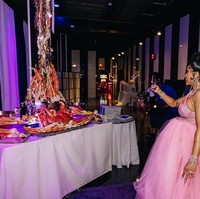 Suguhan yang disediakan wanita 29 tahun yang sedang mengandung itu pun tak main-main. Dikatakan jika ia menyajikan makanan-makanan yang merupakan favoritnya, mulai dari kue, chocolate fountain, daging, hingga lobster. Foto: Instagram Cardi B