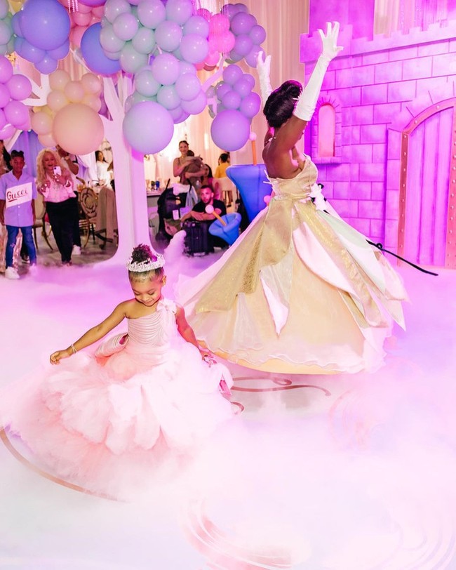 Kulture sebagai princess sehari di pertambahan usianya yang ketiga tampak gembira dengan pesta mewah hadiah dari orangtuanya. Foto: Instagram Cardi B