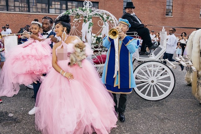 Suasana negeri dongeng sudah dimulai dari pertama kali Kulture dan orangtuanya memasuki area pesta. Mereka datang dengan kereta kuda seperti Cinderella lalu disambut bak keluarga kerajaan. You know the entrance gotta be extra honey!, tulis Cardi. Foto: Instagram Cardi B