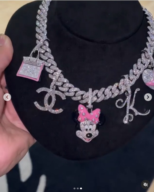 Cardi B juga memberikan hadiah fantastis lain yakni kalung berlian seharga $150 ribu atau sekitar Rp 2,1 miliar. Kalung itu hadir dengan bandul berbentuk tas Hermes, logo Chanel, Minnie Mouse, dan huruf K. Sedangkan Offset memberikan jam tangan Richard Mille seharga Rp 3,6 miliar. Foto: Instagram Cardi B