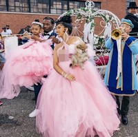 Suasana negeri dongeng sudah dimulai dari pertama kali Kulture dan orangtuanya memasuki area pesta. Mereka datang dengan kereta kuda seperti Cinderella lalu disambut bak keluarga kerajaan. You know the entrance gotta be extra honey!, tulis Cardi. Foto: Instagram Cardi B