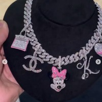 Cardi B juga memberikan hadiah fantastis lain yakni kalung berlian seharga $150 ribu atau sekitar Rp 2,1 miliar. Kalung itu hadir dengan bandul berbentuk tas Hermes, logo Chanel, Minnie Mouse, dan huruf K. Sedangkan Offset memberikan jam tangan Richard Mille seharga Rp 3,6 miliar. Foto: Instagram Cardi B