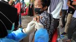 Pelajar di Berbagai Daerah Jalani Vaksinasi COVID-19 Massal