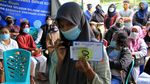 Pelajar di Berbagai Daerah Jalani Vaksinasi COVID-19 Massal