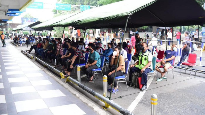 Vaksinasi COVID-19 massal oleh TNI AU di Bandara Halim Perdanakusuma, Jakarta Timur