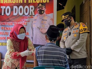Percepat Vaksinasi, Polisi Kota Kediri Jemput Bola dengan Vaksin Door To Door