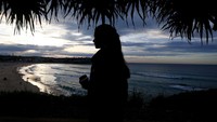 Seseorang berjalan di sepanjang jalan pantai Bondi pada 14 Juli 2021 di Sydney, Australia. 