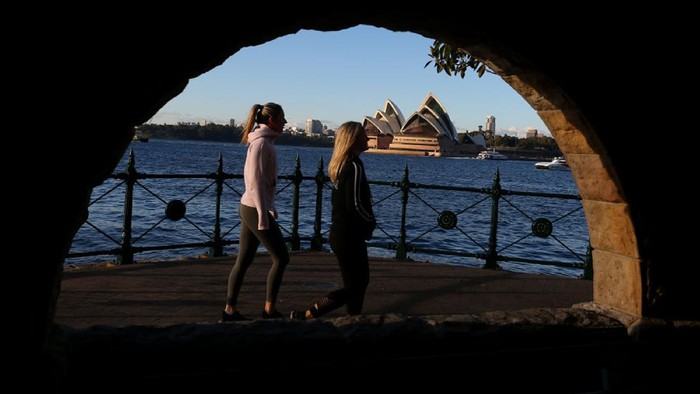 Varian Delta Terus Bertambah, Sydney Kembali Lockdown SYDNEY, AUSTRALIA - JUNE 24: The Opera House cafe area and surrounds are seen empty of people at Circular Quay on June 24, 2021 in Sydney, Australia. A steady increase in Covid-19 cases in Sydney prompted the government to impose greater restrictions including a mandatory mask mandate indoors and limits on gatherings and movement. Several Sydney suburbs have been declared federal Covid-19 hotspots. (Photo by Lisa Maree Williams/Getty Images)