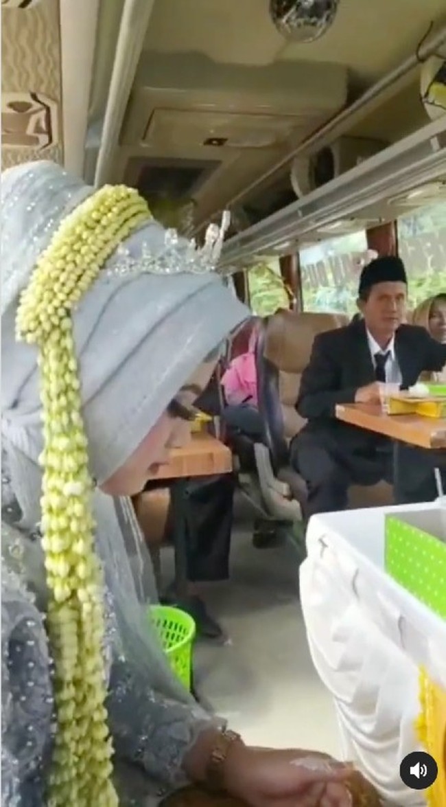 Kemudian kata Angga, ada alternatif untuk pelaksanaan akad nikah di kantor KUA Kecamatan Sambi. Namun untuk acara akad nikah, kedua mempelai hanya diberi waktu satu jam. Setelah mengetahui adanya keterbatasan waktu di KUA, muncul ide untuk menikah di dalam bus. Hanya saja, bus tidak masuk ke halaman KUA dan jika parkir di pinggir jalan dikhawatirkan mengganggu arus lalulintas. Dari sanalah diputuskan untuk melakukan akad nikah di atas bus yang berjalan.Foto: Dok. Instagram