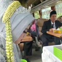 Kemudian kata Angga, ada alternatif untuk pelaksanaan akad nikah di kantor KUA Kecamatan Sambi. Namun untuk acara akad nikah, kedua mempelai hanya diberi waktu satu jam. Setelah mengetahui adanya keterbatasan waktu di KUA, muncul ide untuk menikah di dalam bus. Hanya saja, bus tidak masuk ke halaman KUA dan jika parkir di pinggir jalan dikhawatirkan mengganggu arus lalulintas. Dari sanalah diputuskan untuk melakukan akad nikah di atas bus yang berjalan.Foto: Dok. Instagram