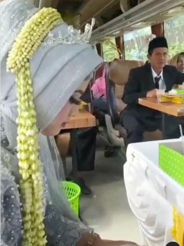 Viral Menikah di Bus