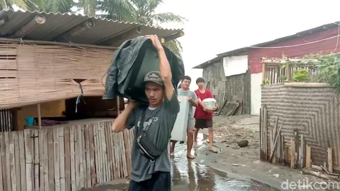 Warga di Sukabumi mengungsi gegara gelombang tinggi menerjang permukimannya.s
