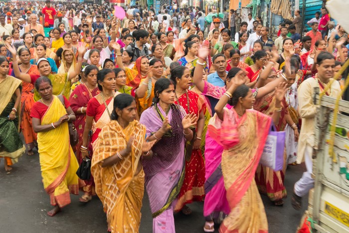 Warga India New Delhi, Delhi/ India- November 02 2019 : Women of India celebrating Chhath Pooja by drowning themselves in Water for praying to sun.